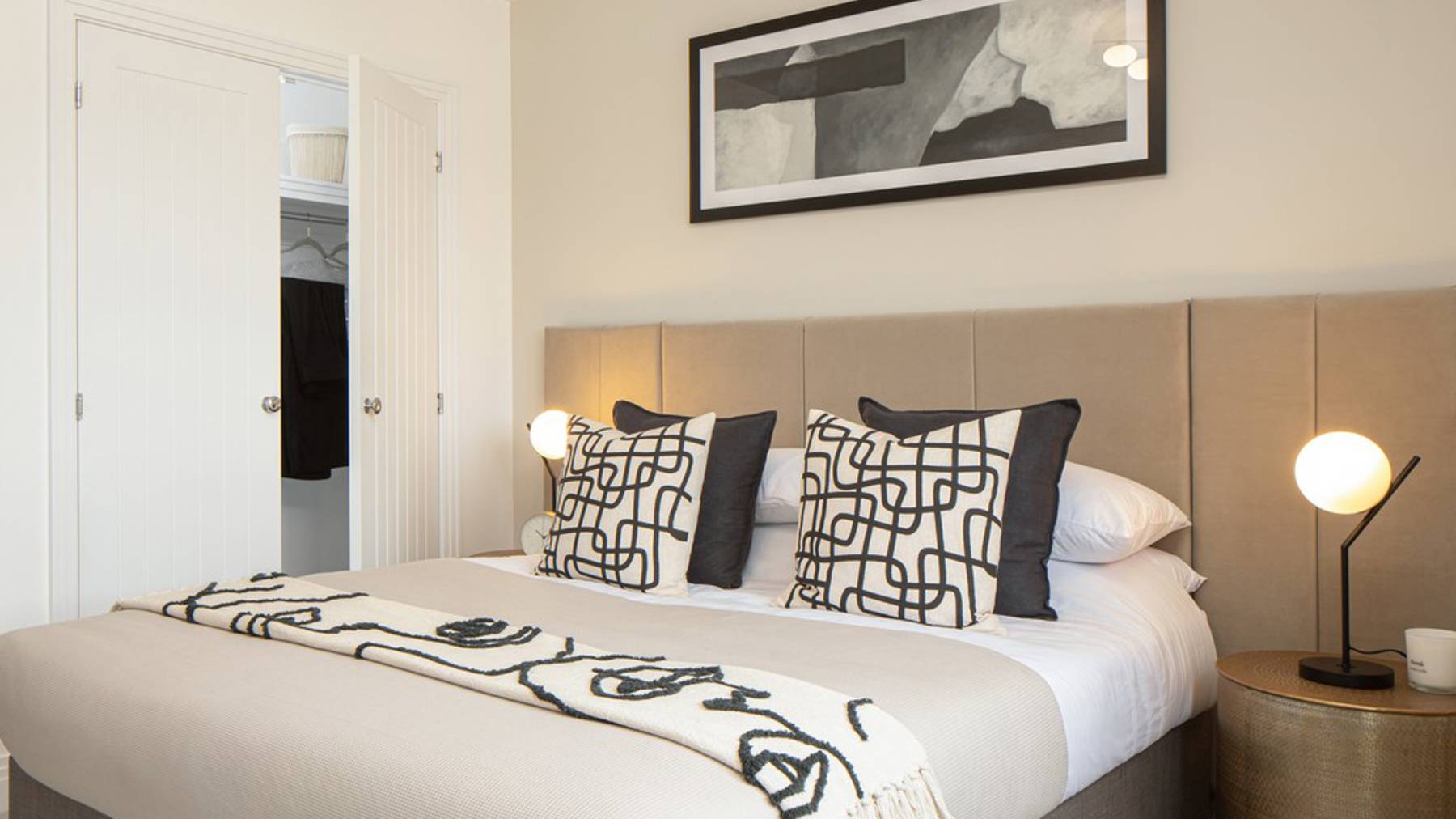 Burwell Apartments FF 1 Bed Netherhall Bedroom