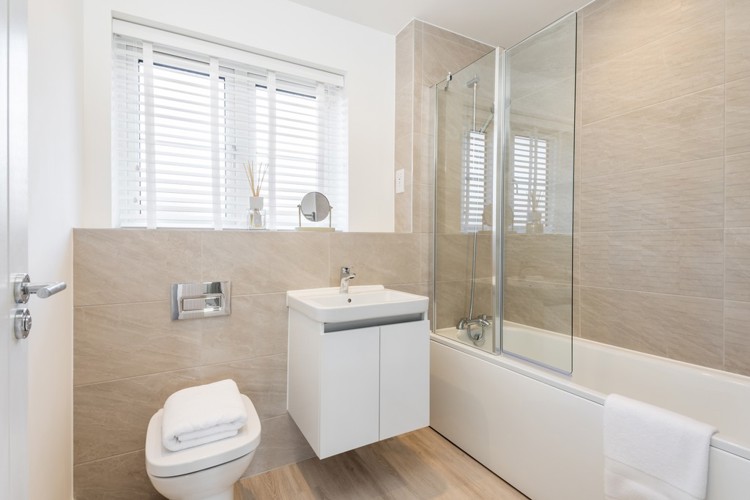 Poplar house type bathroom, 4 bedroom house for sale in Didcot