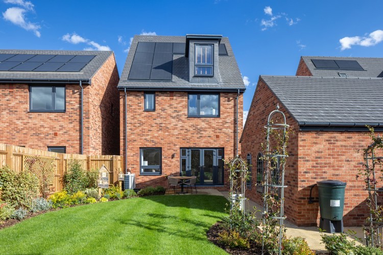 Pine house type garden, 4 bedroom house for sale in Bicester