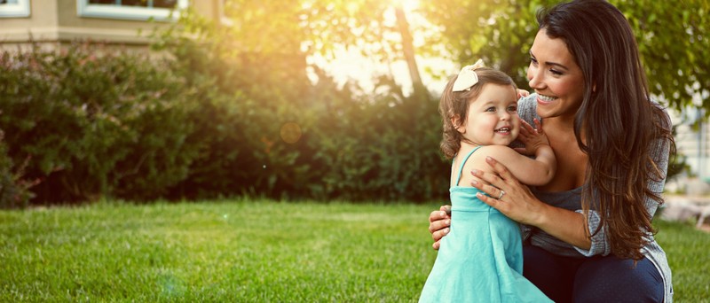 Vb1633685 Mother And Daughter In Garden 800X342