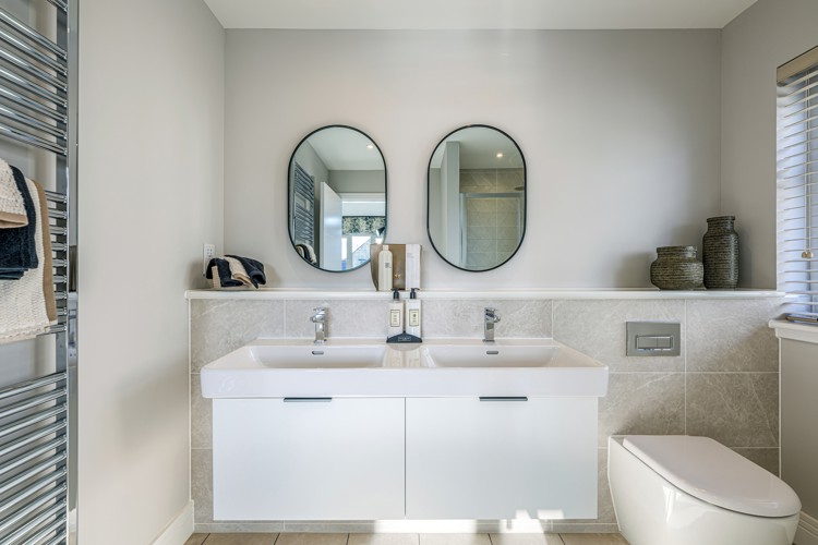 Vb5396175 20250227 Cala Homes Cornhill Village Lewis Bedroom 1 Ensuite 001 3200X2133