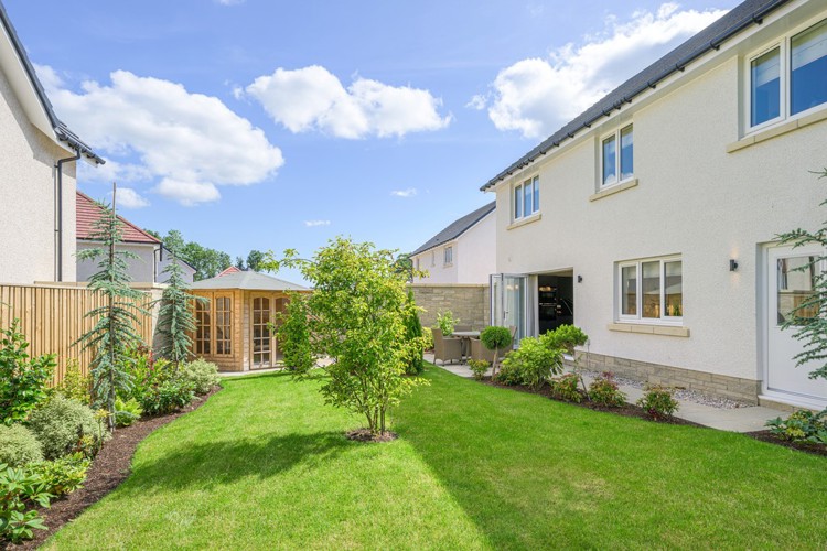 5 bedroom showhome | expansive rear garden 