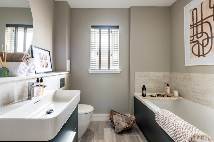 5 bedroom showhome | family bathroom with bath
