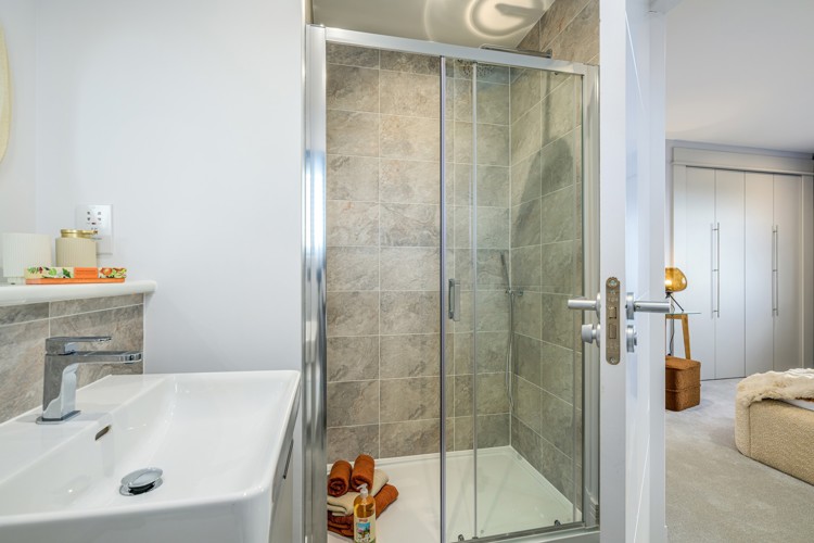 Vb5396867 20250227 Cala Homes Cornhill Village Bryce Bedroom 1 Ensuite 001 1600X1067