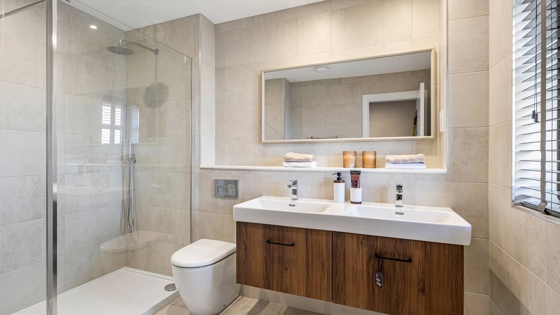 Vb5653165 20260227 Cala Homes Lathallan Grange Logan Bedroom 1 Ensuite 001 3200X2140